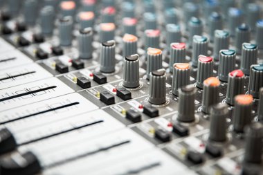 Çeşitli müzik ve ses temaları için ses karıştırıcı yararlı. Amplifikatör ses amplifikatör