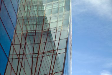 açı bakış açısı ve alt görüntülemek için modern Cam bina gökdelenlerin dokulu arka plan üzerinde bulutlu gökyüzü mavi