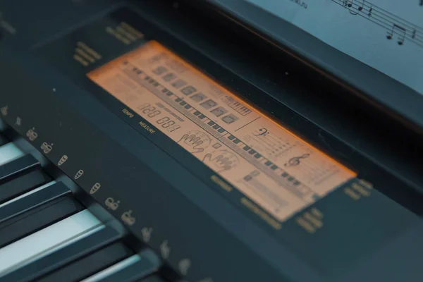 La parte del teclado MIDI profesional con pantalla azul sobre el fondo negro Controles del sintetizador — Foto de Stock