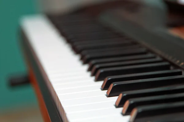 Elektronisk synthesizer piano tangentbord isolerad på vit bakgrund med urklippsbana — Stockfoto