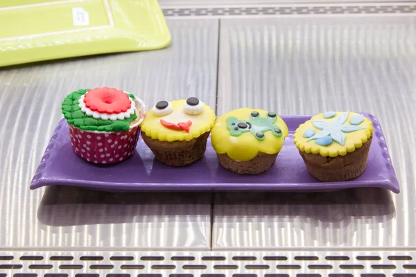 Petit gâteau rond vert jaune. Muffins aux myrtilles faits maison sur plaque de refroidissement, fraîchement cuits à la maison. Couleurs vives. Vue aérienne . — Photo