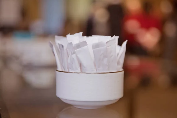 Beyaz paket şeker kırpma yolu kase için