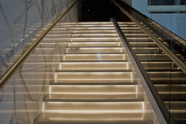 Escaleras brillantes en el hotel. Escalera en el interior moderno del hotel —  Fotos de Stock