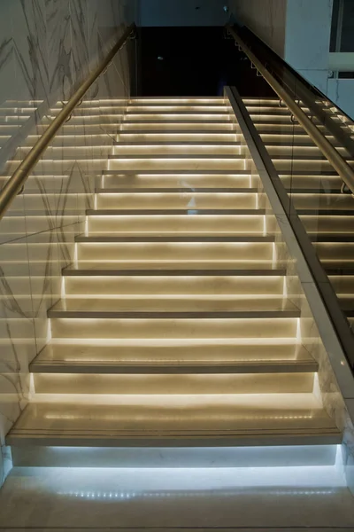 Světlé schody v hotelu. Případ schodiště v interiéru moderní hotel — Stock fotografie