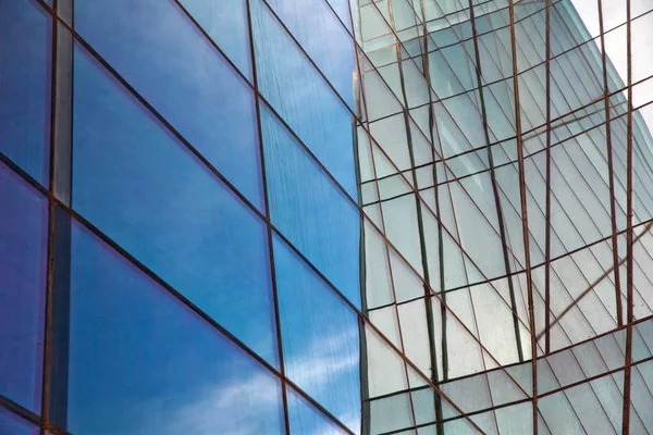 建筑玻璃现代办公建筑窗户中的云彩. — 图库照片