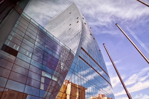 Glas bauen. moderne Fassade aus Glas und Stahl mit offenem Fenster, das Himmel und Wolken reflektiert. — Stockfoto