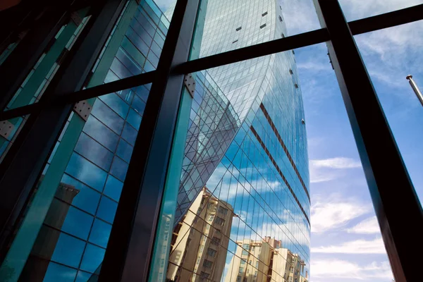 Glas bauen. Interieur, modernes Bürohaus-Fenster am Morgen geöffnet — Stockfoto