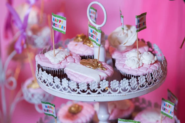 Barra de doces. Mesa de banquete cheia de sobremesas e uma variedade de doces. tarte e bolo. Pastelaria rosa — Fotografia de Stock