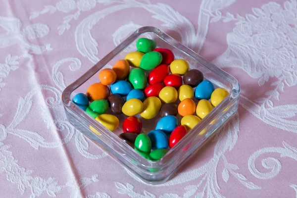 Красочные конфеты. Разноцветные конфеты. Цветные конфеты в стакане. Круглый шоколад очень красочный — стоковое фото