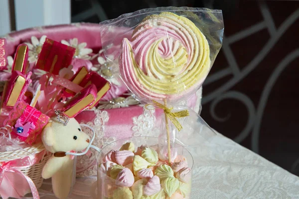 Caramelle su uno sfondo di bei cerchi bokeh. Un lecca-lecca con caramelle sfocate. Caramella gialla e rosa rotonda sullo sfondo di una caramella  . — Foto Stock