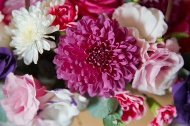 Gelin için çok güzel bir düğün buketi. Renkli çiçeklerin güzelliği. Beyaz, kırmızı, pembe ve çiçekli güzel Gerbera çiçekleri. Beyaz çiçekler ve kağıt buketinin içinde .