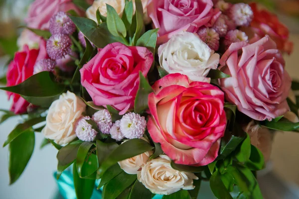 Großer Hochzeitsstrauß mit schönen Blumen. mehrfarbiger Strauß aus verschiedenen Blumen . — Stockfoto