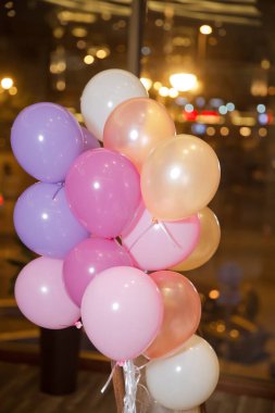 Pembe, sarı, siyah arka planda mavi balonlar. Arkaplanda. Karanlık Arkaplanda Renkli Balonlar .