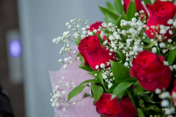 Buquê de rosas vermelhas em um fundo de madeira escuro e branco. Vista superior. Buquê de rosa vermelha . — Fotografia de Stock