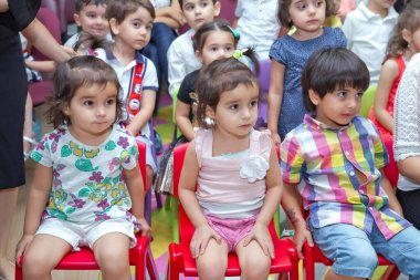 Anaokulunda iki yıl doğum günü. Animatörlerle çocukların doğum günü. Mutlu bir grup çocuk doğum günü kutlamasında bir animatörle pati devriyesi tarzında giyinmişler. .