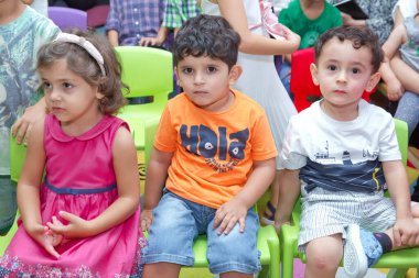 Anaokulunda iki yıl doğum günü. Animatörlerle çocukların doğum günü. Mutlu bir grup çocuk doğum günü kutlamasında bir animatörle pati devriyesi tarzında giyinmişler. .