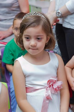 Anaokulunda iki yıl doğum günü. Animatörlerle çocukların doğum günü. Mutlu bir grup çocuk doğum günü kutlamasında bir animatörle pati devriyesi tarzında giyinmişler. .