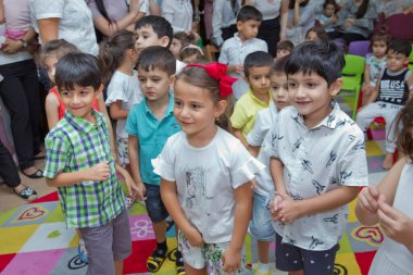 Anaokulunda iki yıl doğum günü. Animatörlerle çocukların doğum günü. Mutlu bir grup çocuk doğum günü kutlamasında bir animatörle pati devriyesi tarzında giyinmişler. .