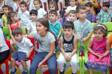 Anaokulunda iki yıl doğum günü. Animatörlerle çocukların doğum günü. Mutlu bir grup çocuk doğum günü kutlamasında bir animatörle pati devriyesi tarzında giyinmişler. .