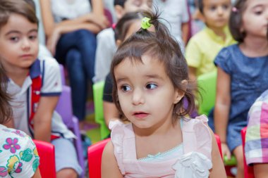 Anaokulunda iki yıl doğum günü. Animatörlerle çocukların doğum günü. Mutlu bir grup çocuk doğum günü kutlamasında bir animatörle pati devriyesi tarzında giyinmişler. .
