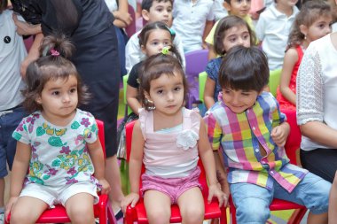 Anaokulunda iki yıl doğum günü. Animatörlerle çocukların doğum günü. Mutlu bir grup çocuk doğum günü kutlamasında bir animatörle pati devriyesi tarzında giyinmişler. .