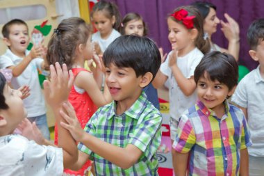 Anaokulunda iki yıl doğum günü. Animatörlerle çocukların doğum günü. Mutlu bir grup çocuk doğum günü kutlamasında bir animatörle pati devriyesi tarzında giyinmişler. .