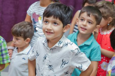 Anaokulunda iki yıl doğum günü. Animatörlerle çocukların doğum günü. Mutlu bir grup çocuk doğum günü kutlamasında bir animatörle pati devriyesi tarzında giyinmişler. .