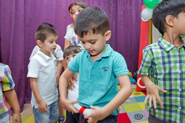 Anaokulunda iki yıl doğum günü. Animatörlerle çocukların doğum günü. Mutlu bir grup çocuk doğum günü kutlamasında bir animatörle pati devriyesi tarzında giyinmişler. .