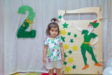 Anaokulunda iki yıl doğum günü. Animatörlerle çocukların doğum günü. Mutlu bir grup çocuk doğum günü kutlamasında bir animatörle pati devriyesi tarzında giyinmişler. .