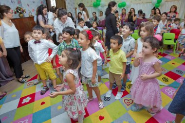 Anaokulunda iki yıl doğum günü. Animatörlerle çocukların doğum günü. Mutlu bir grup çocuk doğum günü kutlamasında bir animatörle pati devriyesi tarzında giyinmişler. .