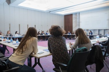 İş ve Girişimcilik. Panoramik kompozisyon pankartlar için uygun. Sözcü İş Toplantısı 'nda konuşma yapacak. Konferans salonunda dinleyiciler..