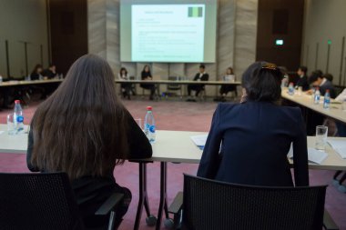 İş ve Girişimcilik. Panoramik kompozisyon pankartlar için uygun. Sözcü İş Toplantısı 'nda konuşma yapacak. Konferans salonunda dinleyiciler..
