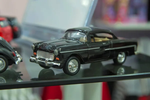 Tretauto für Kinder in der Museumssammlung von Oldtimern. hergestellt als Kinderspielzeug in China. Miniaturauto. Kinder-Retro-schwarzes Auto. — Stockfoto