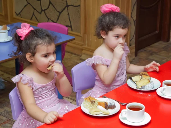 ⬇ Скачать Картинки Дети И Кафе, Стоковые Фото Дети И Кафе В.