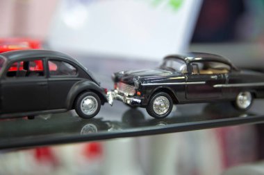 Müzedeki klasik araba koleksiyonunda çocuk arabası Corvette pedalı. Çin 'de çocuk oyuncağı olarak üretildi. Minyatür araba. Çocukların eski siyah arabası..