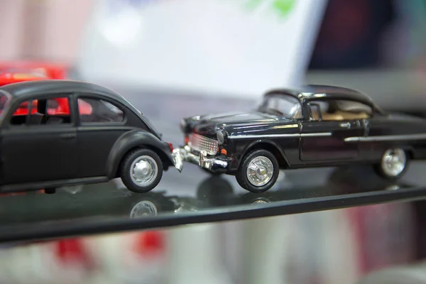 Carro infantil carro corveta pedal na coleção Museu de carros clássicos. produzido como um brinquedo infantil na China. Carro em miniatura. carro preto retro infantil . — Fotografia de Stock