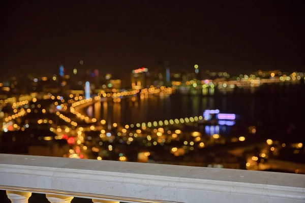 Fond abstrait des lumières de la ville bokeh. Feux brouillés de la ville. Feux flous déconcentrés de la ville de Bakou la nuit. Bakou ville bokeh veilleuse  . — Photo