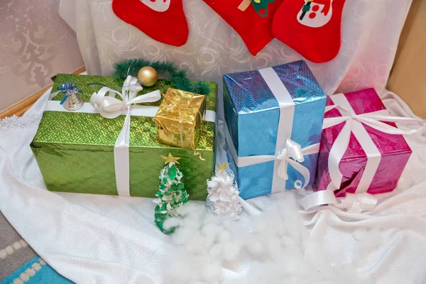 Подарунки під ялинкою. Різдвяні подарунки упаковані з різнокольоровим папером і стрічками під декорованим деревом. Ялинка і багато подарунків  . — стокове фото