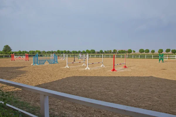 Barreras de madera para saltar caballos como fondo. Foto colorida de obstáculos ecuestres. Campo vacío para competición de saltos de caballos. Imagen de los postes de salto en el campo de entrenamiento . — Foto de Stock
