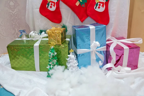 Presentes sob a árvore de Natal. Presentes de Natal embalados com papel colorido e fitas sob árvore decorada. Árvore de Natal e muitos presentes  . — Fotografia de Stock