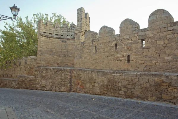 Icheri Sheher em Baku. Azerbaijão. Portão da fortaleza velha, entrada para Baku cidade velha. Baku, Azerbaijão. Paredes da Cidade Velha em Baku. Icheri Sheher é Património Mundial da UNESCO — Fotografia de Stock