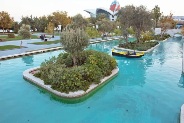 Der kleine venezianische Wasserpark befindet sich auf dem Boulevard Baku im Zentrum der Stadt Baku in Azerbaijan. — Stockfoto