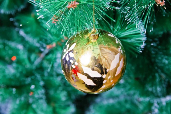 Ветки Рождественский шар лампы. Рождественская елка зеленая природа Рождество розовый и золотой шар. Золотой цвет висит на ветке новогодней елки  . — стоковое фото