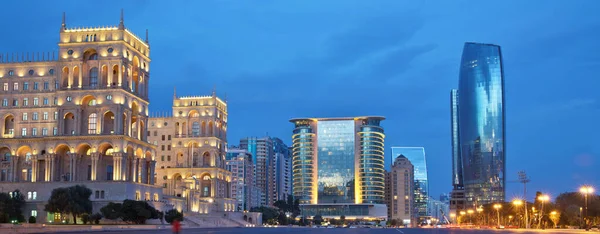 Azerbaïdjan, Bakou la nuit Place Azadlig devant la Maison du Gouvernement côté soir. Platitude Freedom - Azadlig situé sur les rives de la mer Caspienne.Hôtel Absheron Marriott. Neftchiler Avenue — Photo