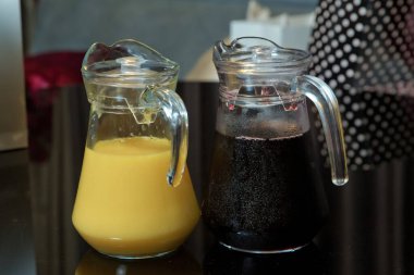 Sarı ve kırmızı cam sürahi. Sarı ve kırmızı meyve suyu. Sürahide nefis portakal suyu. Ağır cam sürahi içinde portakal.