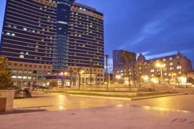 Azerbaycan, Bakü 'de akşam Azadlig Meydanı' nda. Basmakalıp Özgürlük - Hazar Denizi kıyılarında bulunan Azadlig. Neftchiler Caddesi, gece .