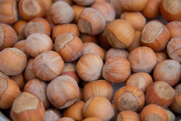 Esperienza alimentare. Texture di nocciole. Vista dall'alto. Hazelnut Nut Health Organic Brown Filbert Autunno Concetto di sfondo. Nocciole. Impilabile di nocciole . — Foto Stock