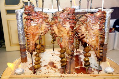 Barbekü hazır kuzu veya koyun eti ve işkence tarafından işlenir. Özel bir şekilde pişmiş bir açık ateşte kızarmış et.