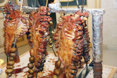 Birçok pişirme geleneksel kuzu mangal kavurma Türk. Kavrulmuş et bir açık ateşte pişmiş özel bir şekilde. Barbekü hazır kuzu veya koyun eti ve işkence tarafından işlenen.