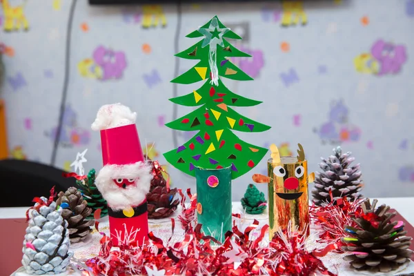 Babbo Natale fatto di carta. abete fatto di carta. faccia di Babbo Natale guardare così carino che fatto da adesivi carta e disegnare decorazione per Natale, vista dall'alto. abete — Foto Stock